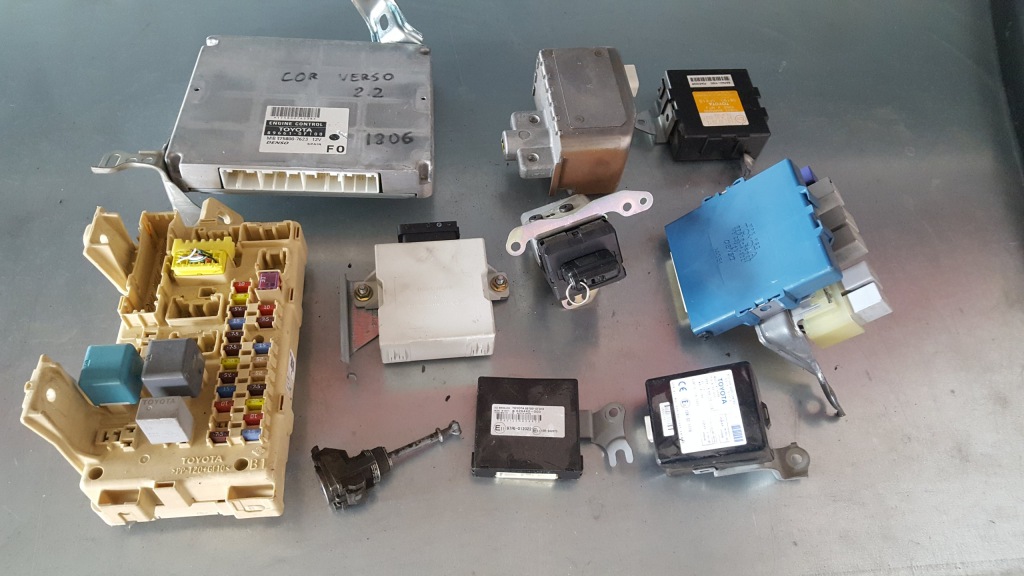 фото №1, Toyota corolla verso 2,2 d4d бортовой компьютер 89661 0f100